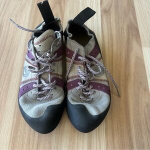 Women’s Climbing Shoes - Purple and Black